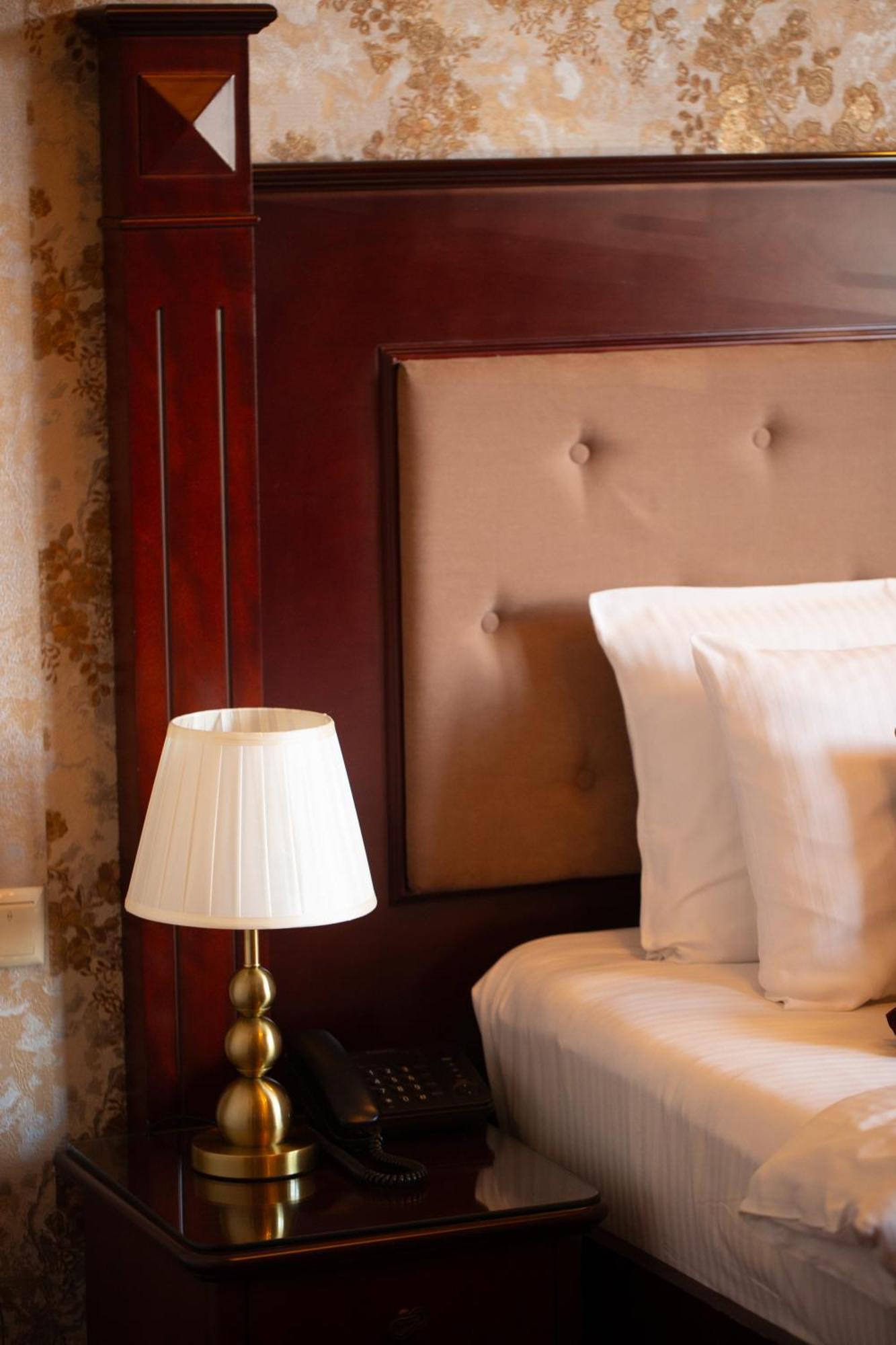 River Side Hotel Тбилиси Екстериор снимка A lampshade