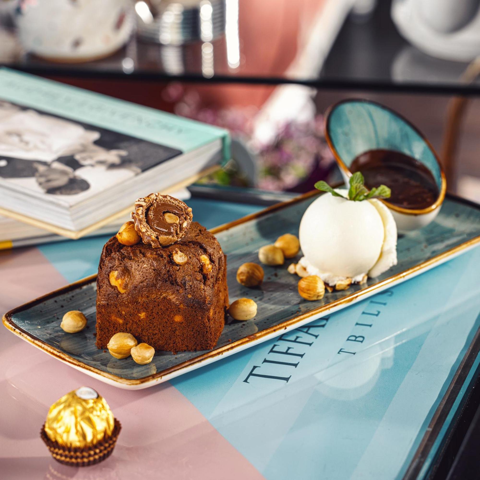 River Side Hotel Тбилиси Екстериор снимка A dessert at Tiffany's